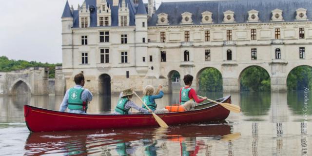 Canoe canadiens, Chenonceau, Château de chenonceaux, vallée de la Loire, canoes canadiens sous le château de Chenonceau, Arches, reflet, Reflets, famille, Touriane