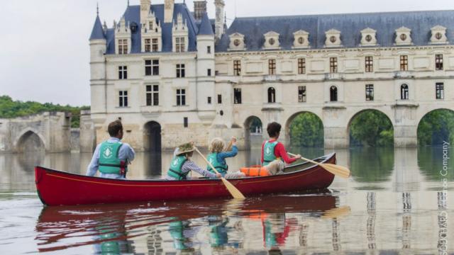 Canoe canadiens, Chenonceau, Château de chenonceaux, vallée de la Loire, canoes canadiens sous le château de Chenonceau, Arches, reflet, Reflets, famille, Touriane