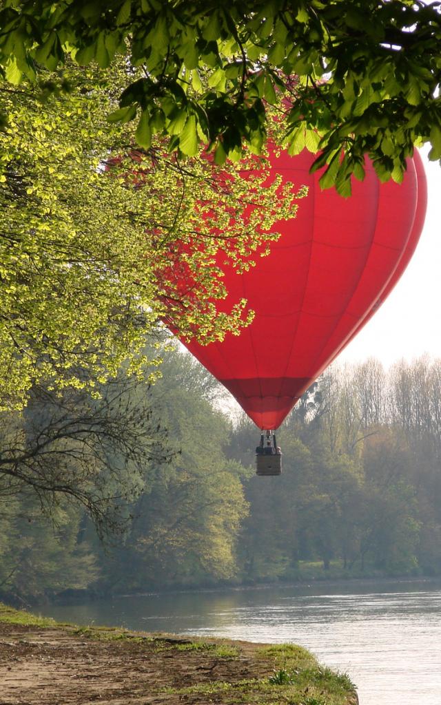 Montgolfière survolant le Cher