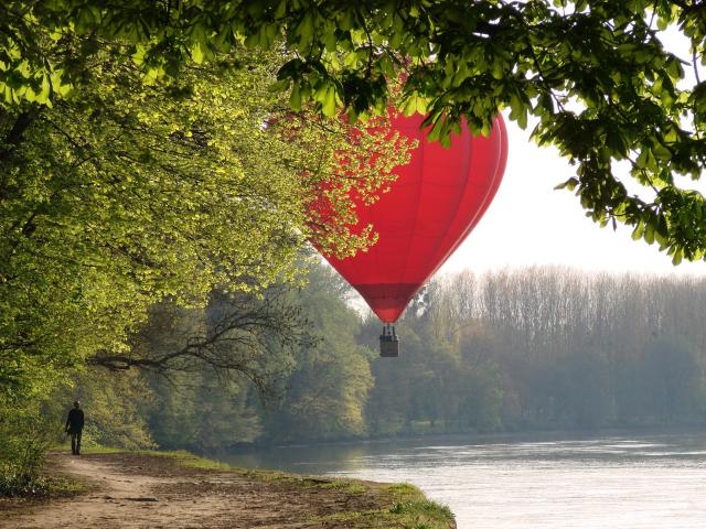 Montgolfière survolant le Cher