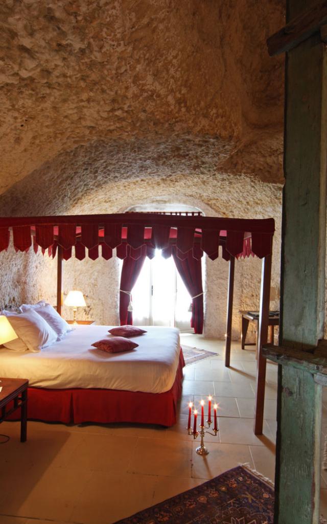 chateau-de-chissay-chambre-troglo-hotel-haut-de-gamme.jpg